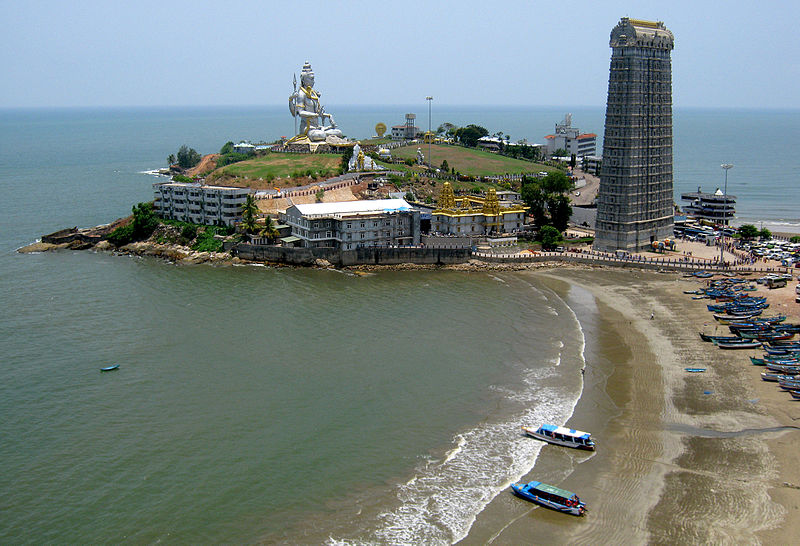 Murudeshwar Shiva statue and temple with Raja Gopura - one of the most sought after beach getaways from Bangalore