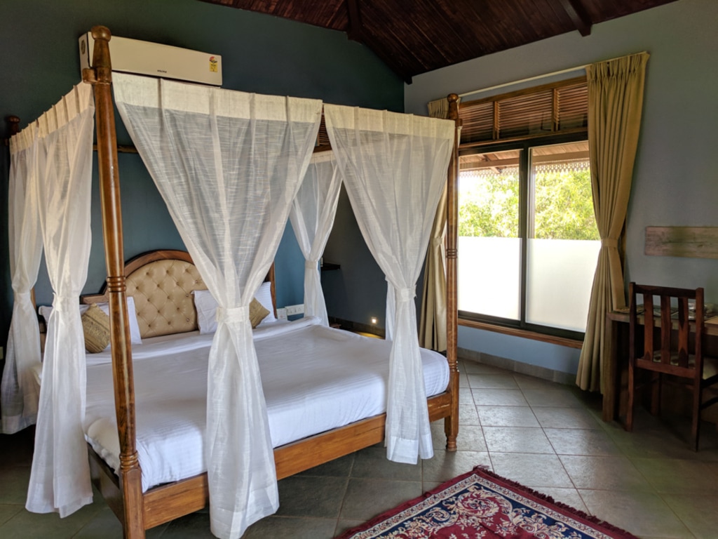 four poster bed in the countryside stay in Panchgani
