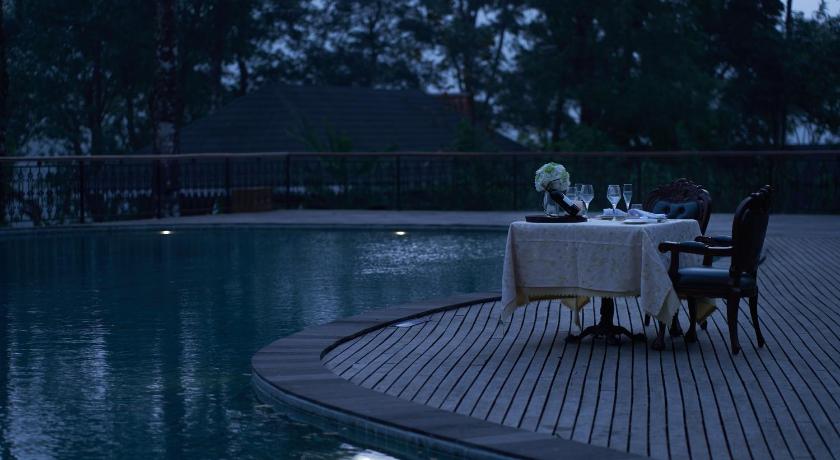 A Romantic Dinner By The Pool

