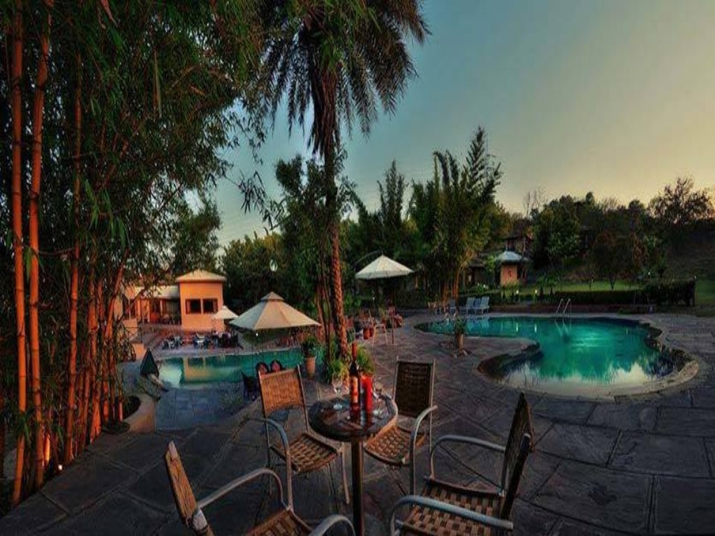 What's more romantic than a candlelit dinner by the pool? Visit this resort near Delhi for couples!