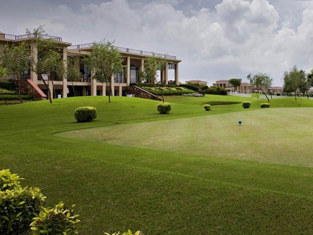 Golf lovers assemble! This nine-hole golf course weekend getaway from Noida is amazing.