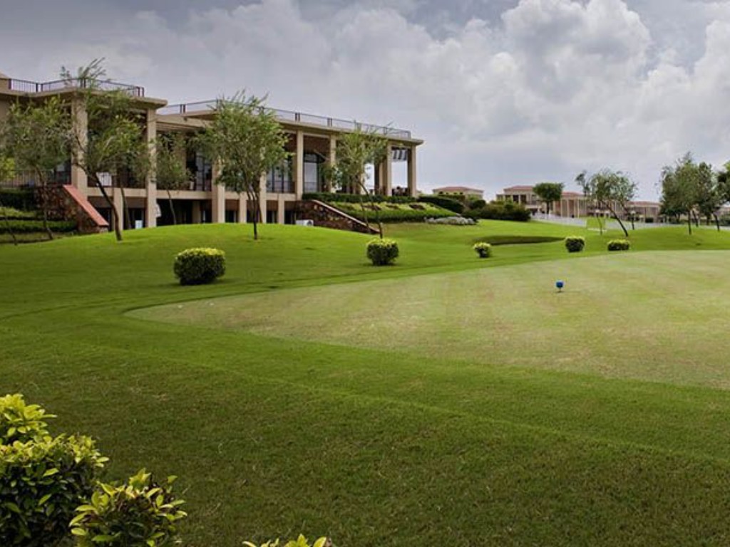 Golf lovers assemble! This nine-hole golf course weekend getaway from Noida is amazing.