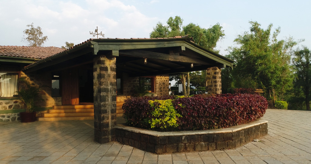 romantic anniversary getaways near Mumbai