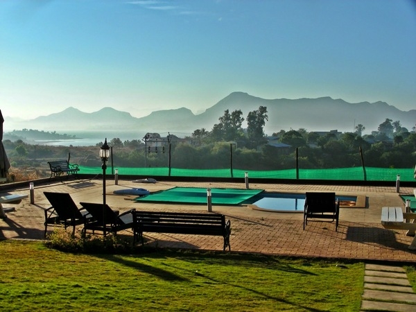 Lounge Area and Lawn_Igatpuri Resorts