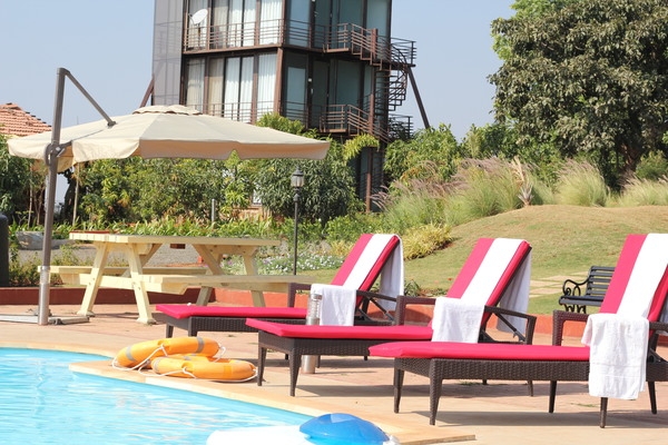 Poolside Lounge_Scenic Mountain Resort_Igatpuri Resorts Villa
