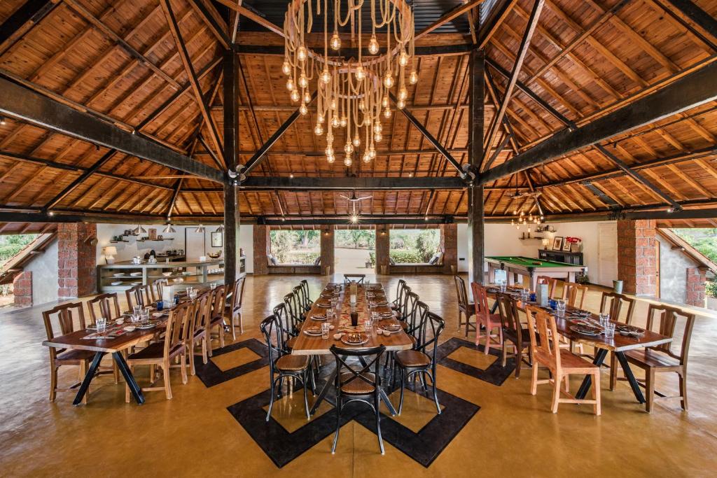 perch mountain getaway dining area view
