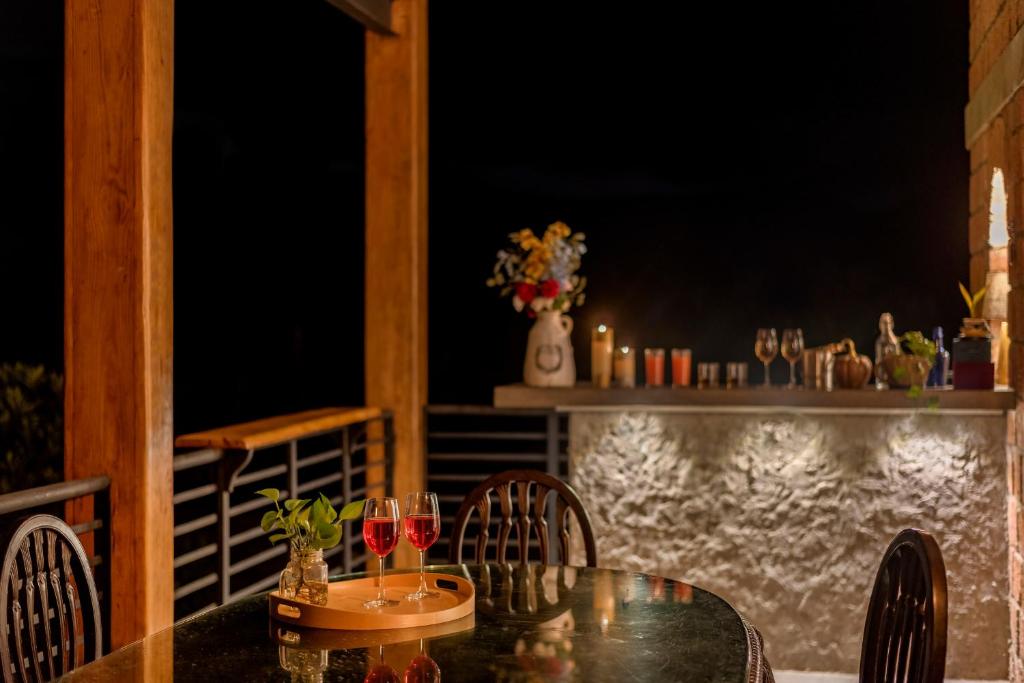 perch mountain getaway private sit-out dining view