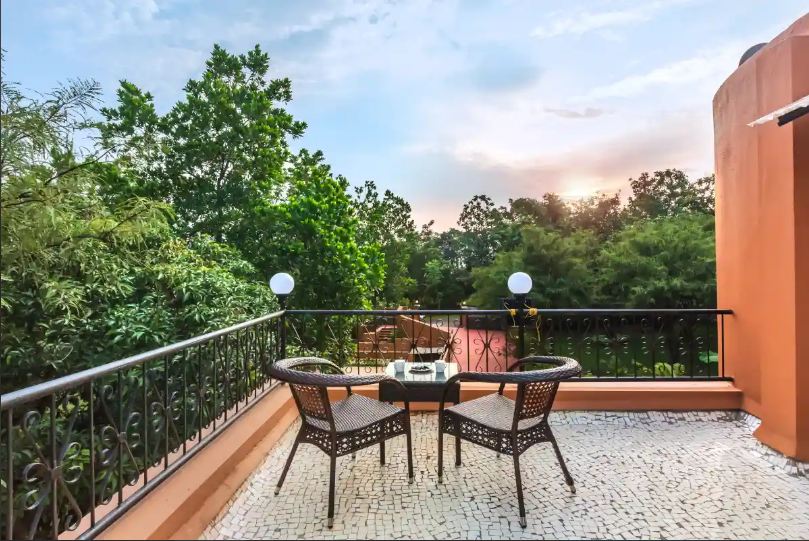 Balcony with a view at the Pinjal River Retreat in Palghar